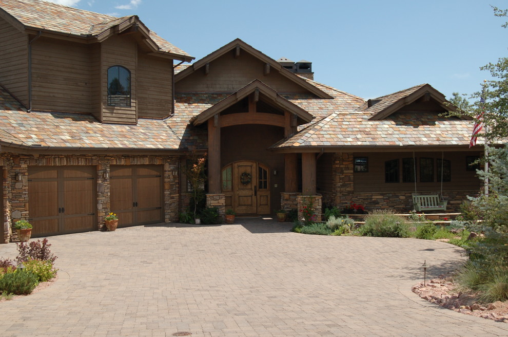 Geräumiges, Dreistöckiges Uriges Haus mit Mix-Fassade, beiger Fassadenfarbe und Satteldach in Phoenix