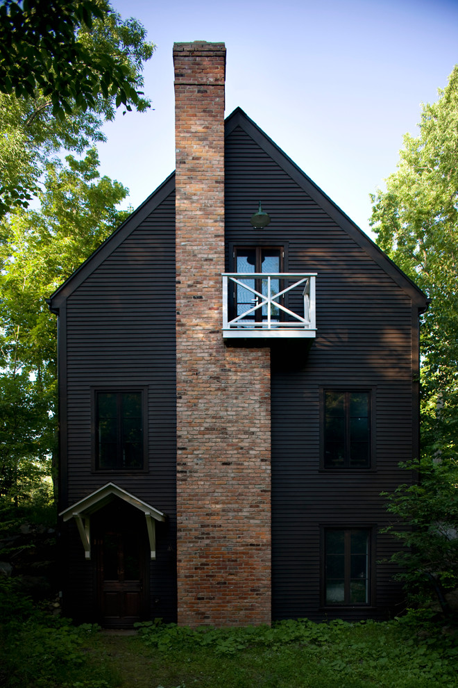 Immagine della facciata di una casa nera scandinava a due piani