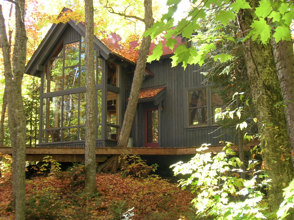 Aménagement d'une façade de maison grise craftsman en bois de taille moyenne et à un étage avec un toit à deux pans.