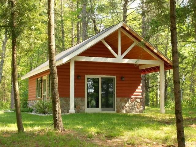 Idée de décoration pour une petite façade de maison rouge chalet en bois de plain-pied avec un toit à deux pans.