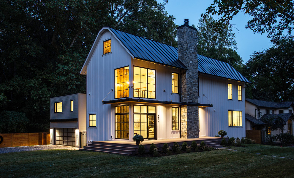 Свежая идея для дизайна: двухэтажный, белый частный загородный дом в стиле неоклассика (современная классика) с металлической крышей - отличное фото интерьера