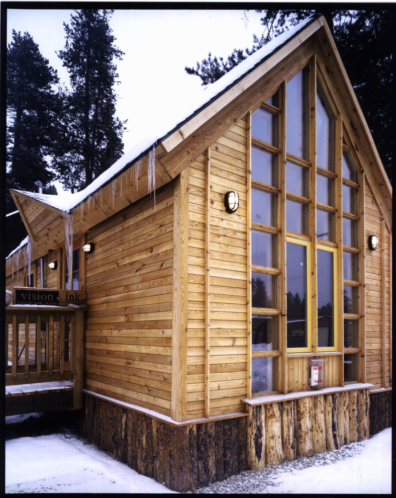 Ispirazione per la facciata di una casa piccola marrone contemporanea a un piano con rivestimento in legno e tetto a capanna
