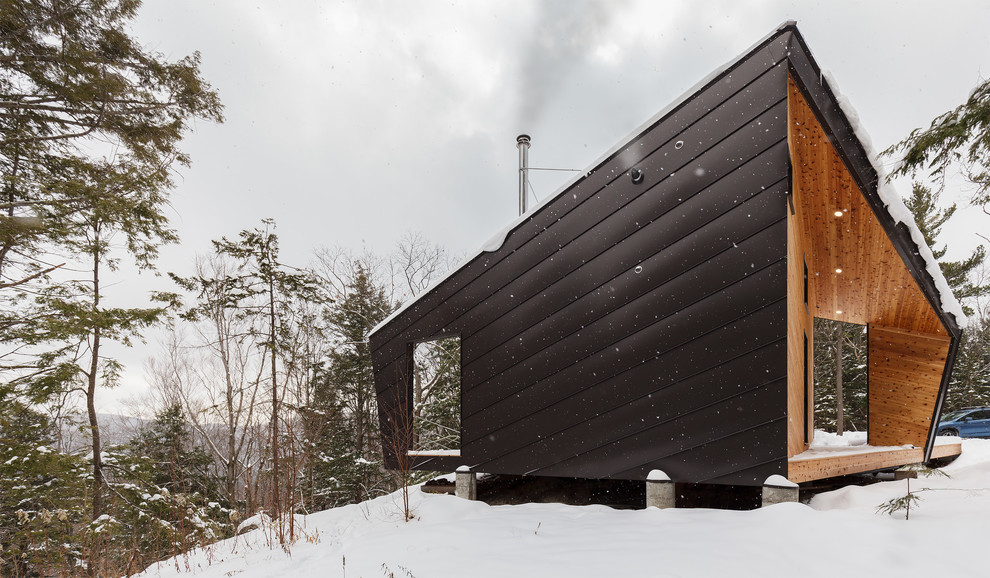 Foto de fachada de casa marrón minimalista pequeña de dos plantas con revestimiento de metal, tejado de un solo tendido y tejado de metal