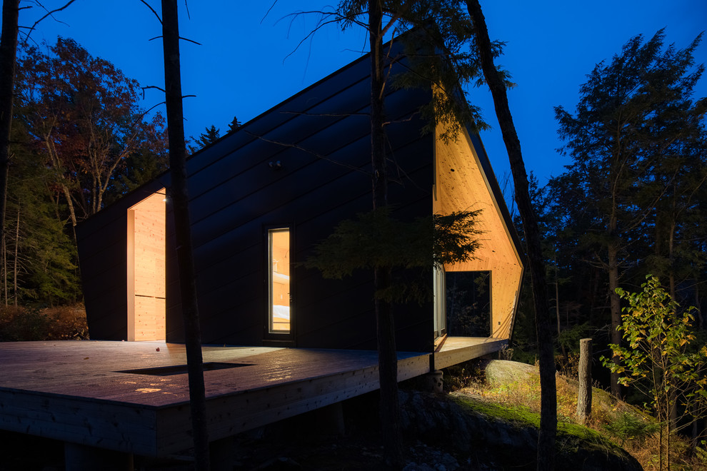 Ispirazione per la facciata di una casa piccola marrone moderna a due piani con rivestimento in metallo e copertura in metallo o lamiera