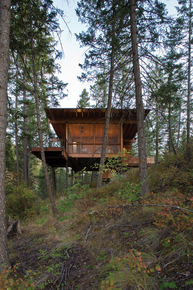 Свежая идея для дизайна: одноэтажный, деревянный, коричневый дом в стиле рустика для охотников - отличное фото интерьера