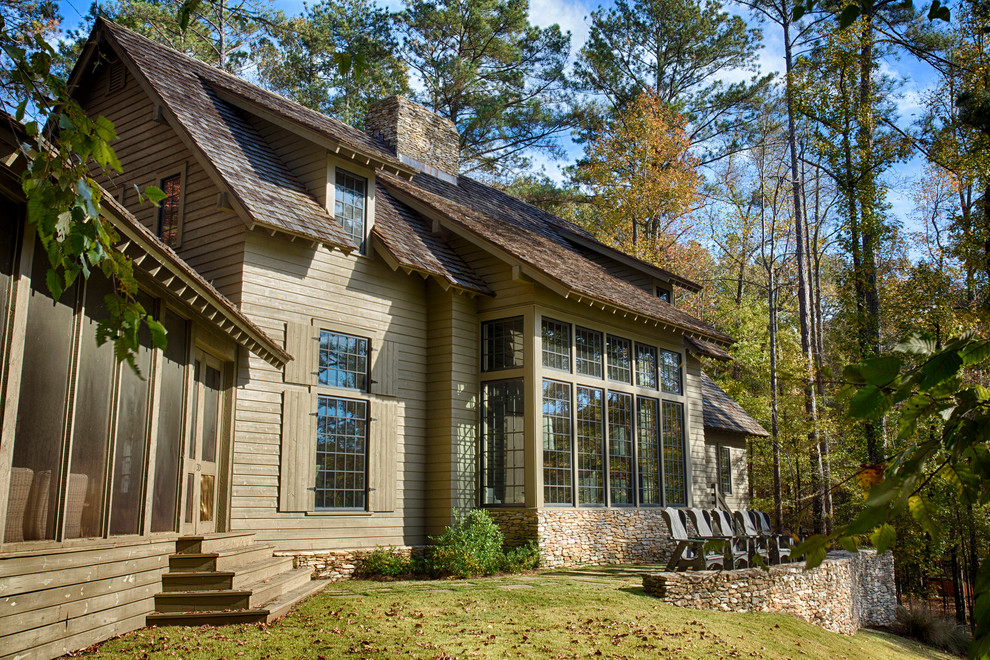 Diseño de fachada de casa beige rural grande de dos plantas con revestimiento de madera, tejado a dos aguas y tejado de teja de madera