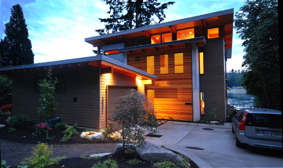 Пример оригинального дизайна: двухэтажный дом в современном стиле с комбинированной облицовкой