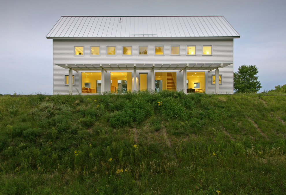 Пример оригинального дизайна: двухэтажный, деревянный, белый дом в стиле неоклассика (современная классика)