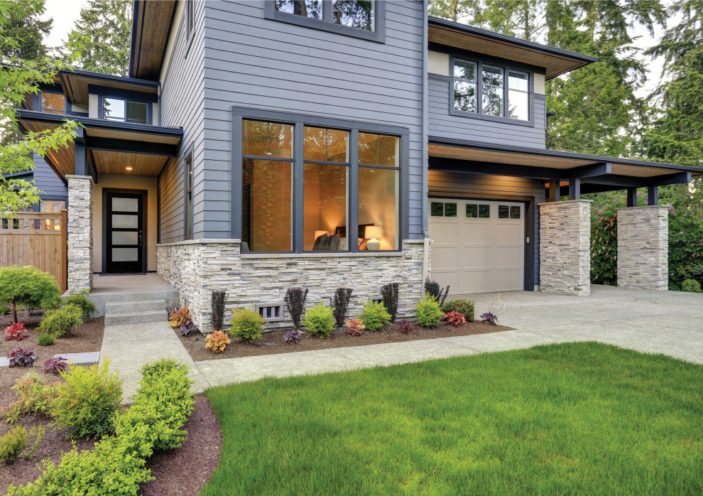 Diseño de fachada de casa gris de estilo americano grande de dos plantas con revestimiento de madera