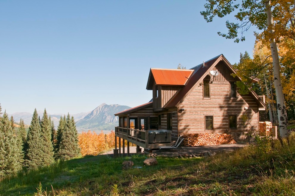 Dreistöckige, Mittelgroße Rustikale Holzfassade Haus mit grauer Fassadenfarbe in Denver