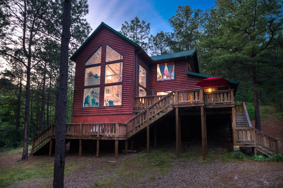 Cette photo montre une façade de maison rouge montagne en bois à un étage.