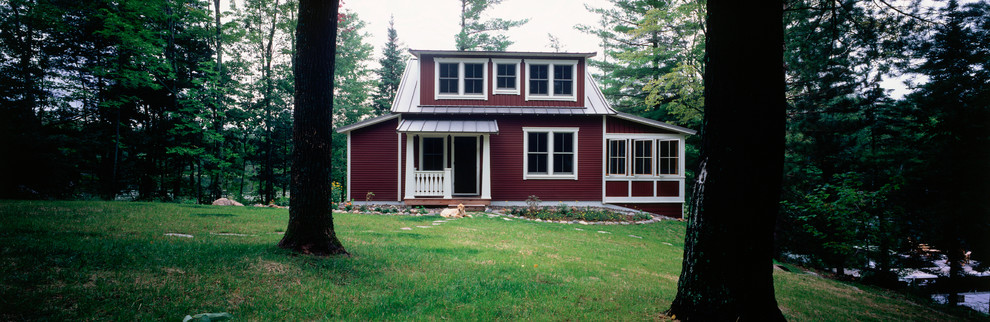 Cette photo montre une petite façade de maison rouge chic en bois à un étage.
