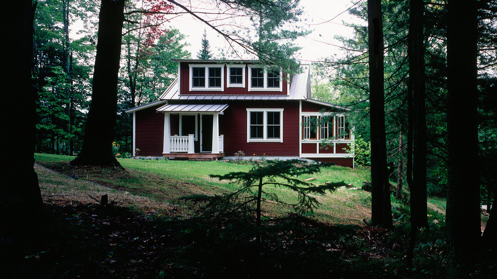 Zweistöckige, Kleine Klassische Holzfassade Haus mit roter Fassadenfarbe in Minneapolis