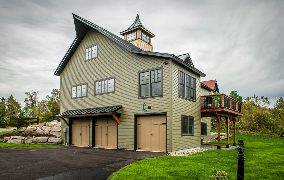 Inspiration pour une façade de maison verte bohème en bois de taille moyenne et à un étage avec un toit à deux pans.