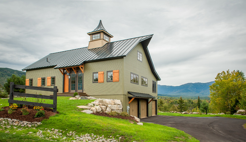Esempio della facciata di una casa verde eclettica a due piani di medie dimensioni con rivestimento in legno e tetto a capanna