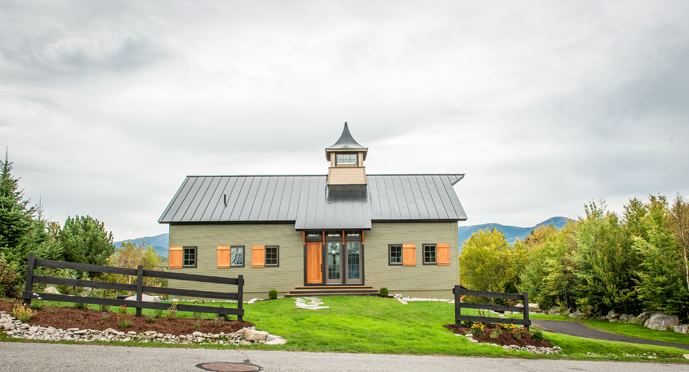 Ispirazione per la facciata di una casa verde country a due piani di medie dimensioni con rivestimento in legno e tetto a capanna