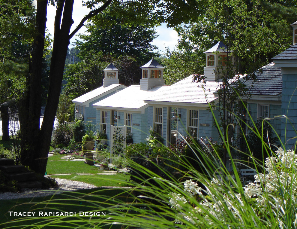 Inspiration pour une petite façade de maison bleue marine en bois de plain-pied avec un toit en appentis.