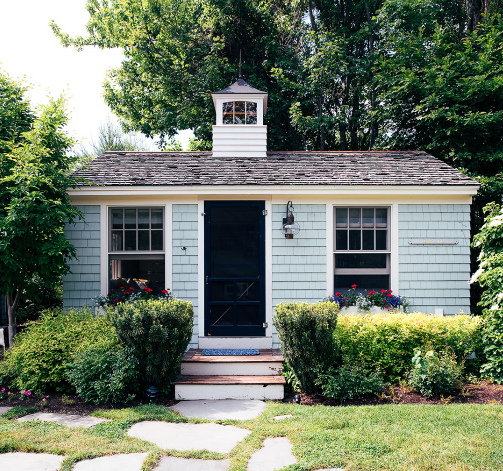 Einstöckiges, Kleines Maritimes Haus mit blauer Fassadenfarbe, Walmdach und Schindeldach in Portland Maine