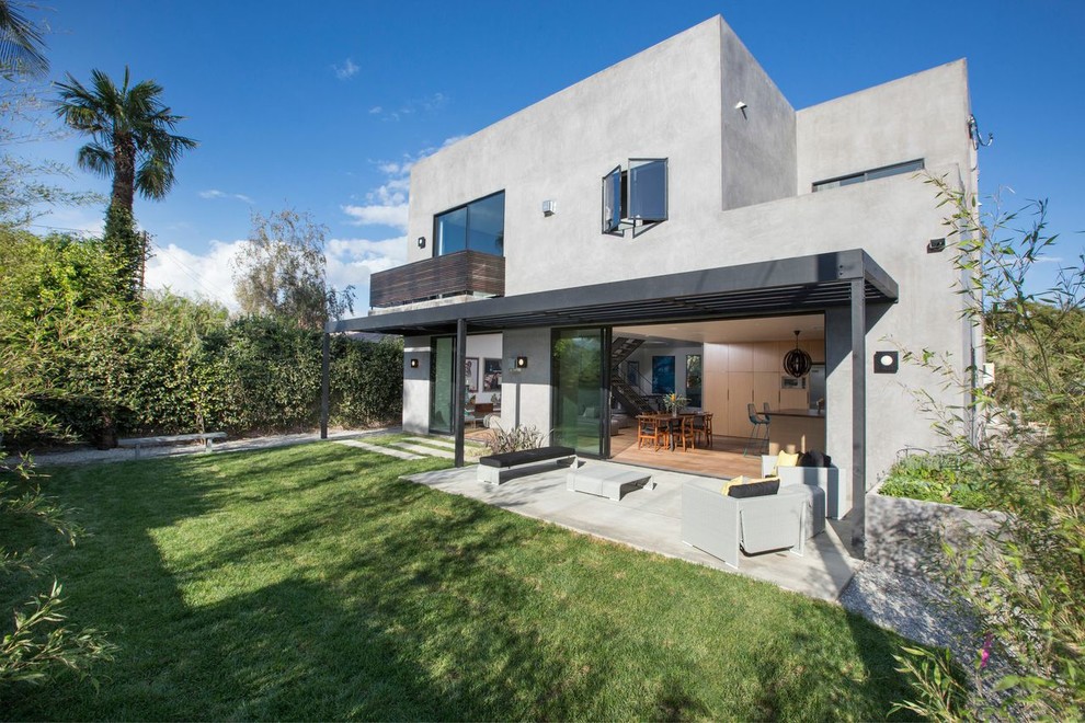 This is an example of a gey contemporary two floor house exterior in Los Angeles with a flat roof.