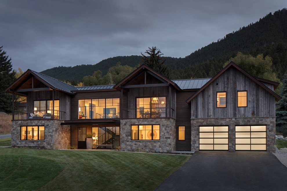 Großes, Zweistöckiges Rustikales Einfamilienhaus mit Mix-Fassade, grauer Fassadenfarbe, Satteldach und Blechdach in Sonstige