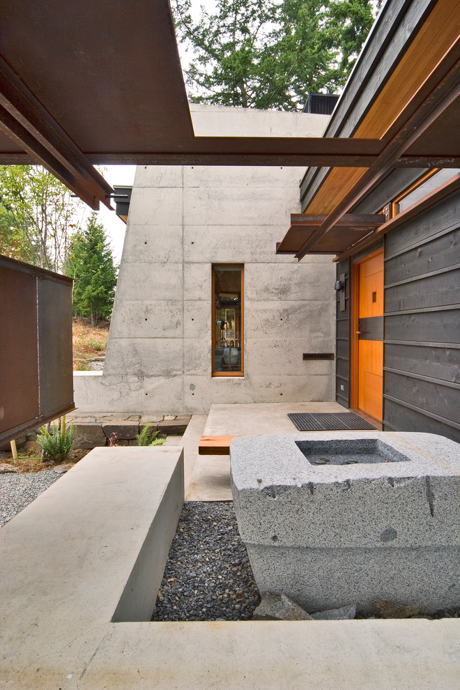 Kleines, Einstöckiges Modernes Haus mit Mix-Fassade, grauer Fassadenfarbe und Flachdach in Seattle