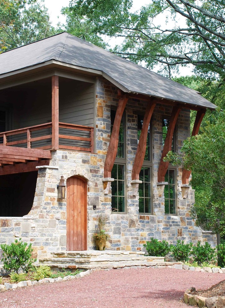Imagen de fachada de casa gris bohemia de tamaño medio de dos plantas con revestimientos combinados, tejado a dos aguas y tejado de teja de madera