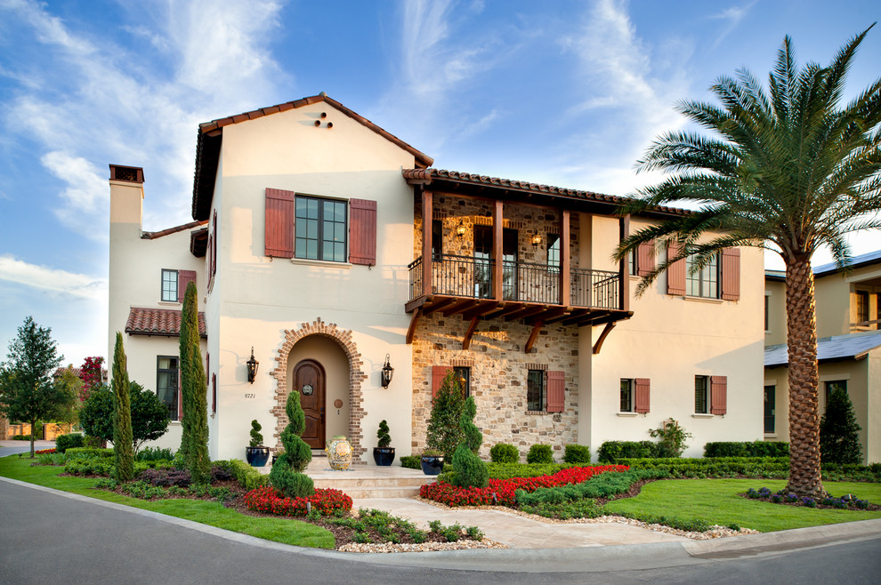 На фото: большой, двухэтажный, бежевый дом в средиземноморском стиле с облицовкой из цементной штукатурки
