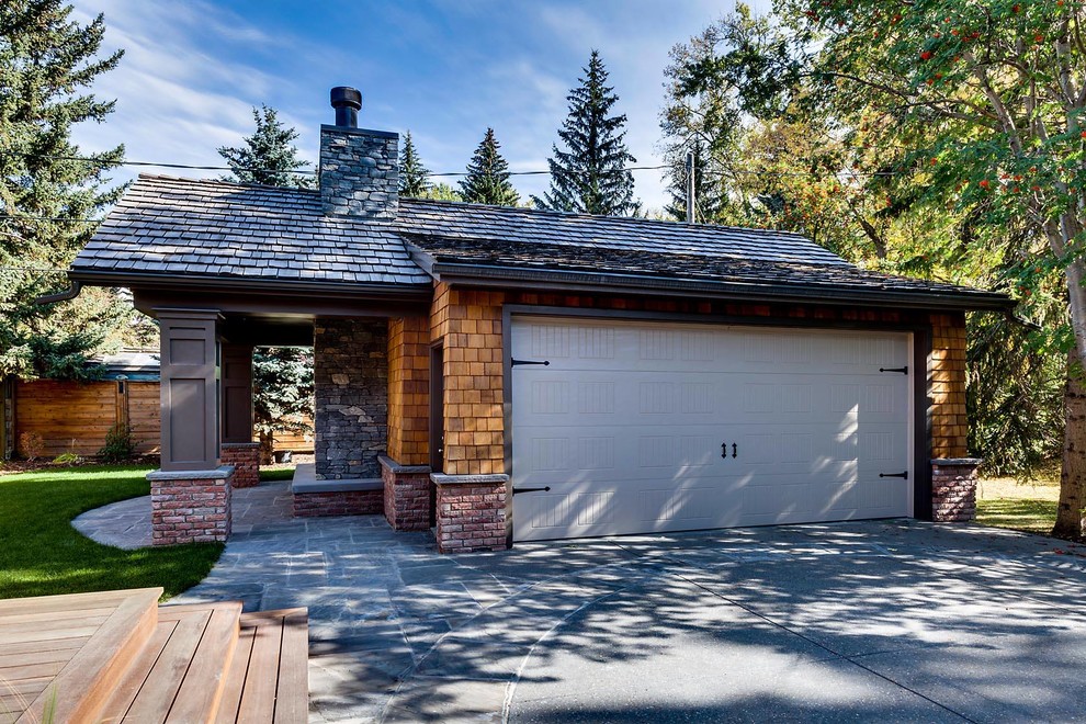 Cette photo montre une petite façade de maison marron chic en brique de plain-pied avec un toit à deux pans.