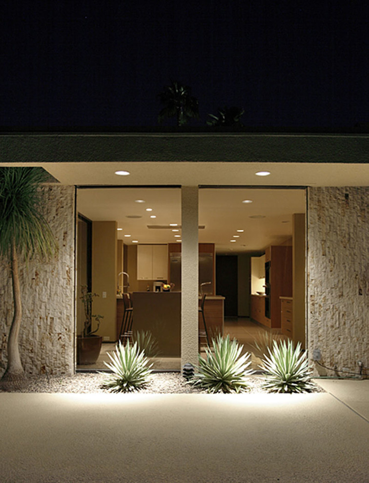 Inspiration for a large and brown contemporary bungalow house exterior in Los Angeles.
