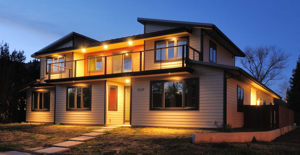 サクラメントにある高級な中くらいなトランジショナルスタイルのおしゃれな家の外観 (コンクリート繊維板サイディング) の写真