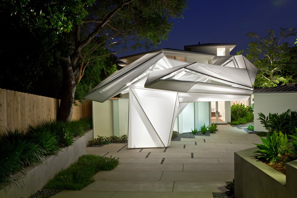 Einstöckiges Modernes Haus mit weißer Fassadenfarbe in Los Angeles