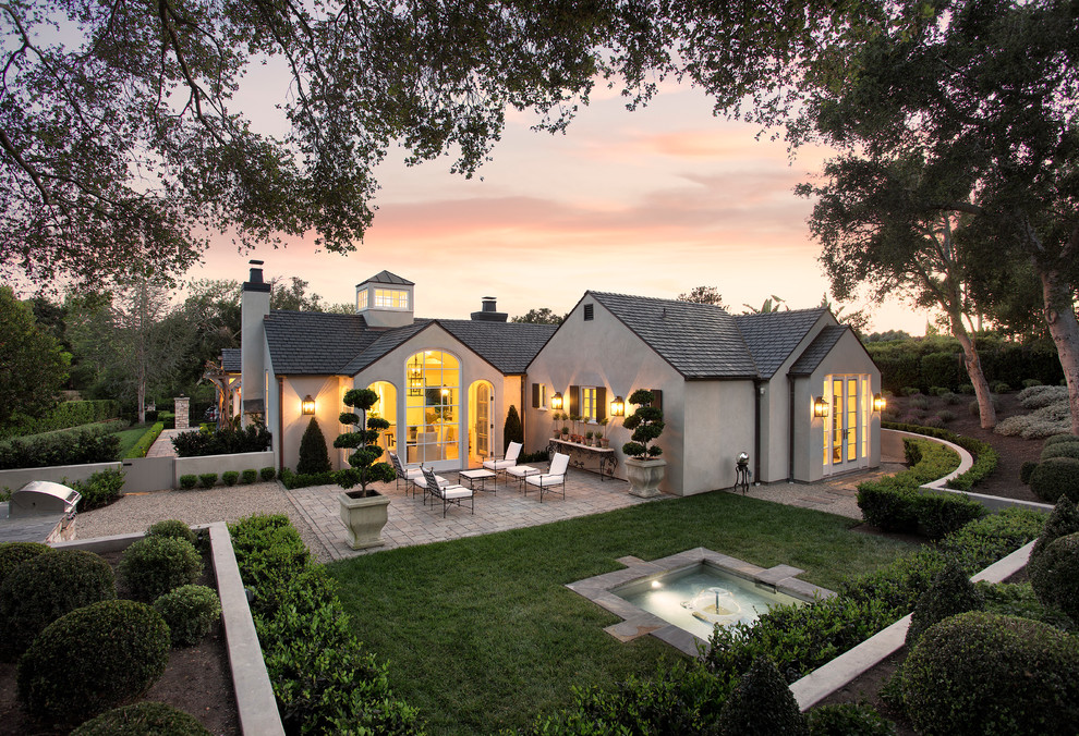 Einstöckiges Landhausstil Haus mit grauer Fassadenfarbe und Satteldach in Santa Barbara