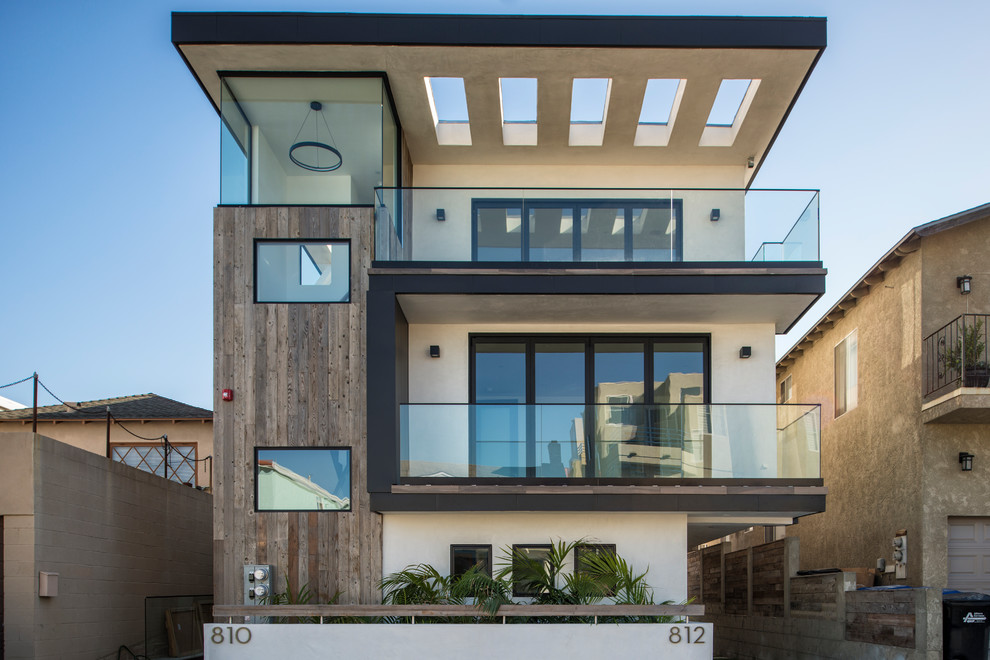 Inspiration pour une façade de maison multicolore minimaliste de taille moyenne et à deux étages et plus avec un revêtement mixte et un toit plat.