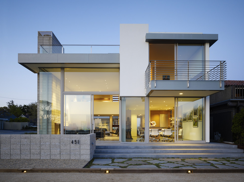 Modelo de fachada minimalista de dos plantas con revestimientos combinados y tejado plano