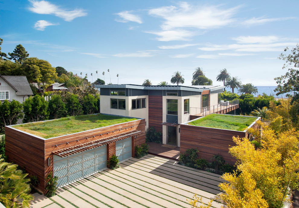 На фото: двухэтажный, белый дом среднего размера в современном стиле с комбинированной облицовкой, односкатной крышей и зеленой крышей с