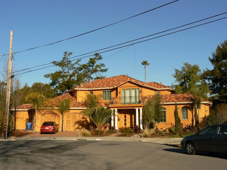 Großes, Zweistöckiges Mediterranes Einfamilienhaus mit Putzfassade, Satteldach, Ziegeldach und oranger Fassadenfarbe in San Francisco