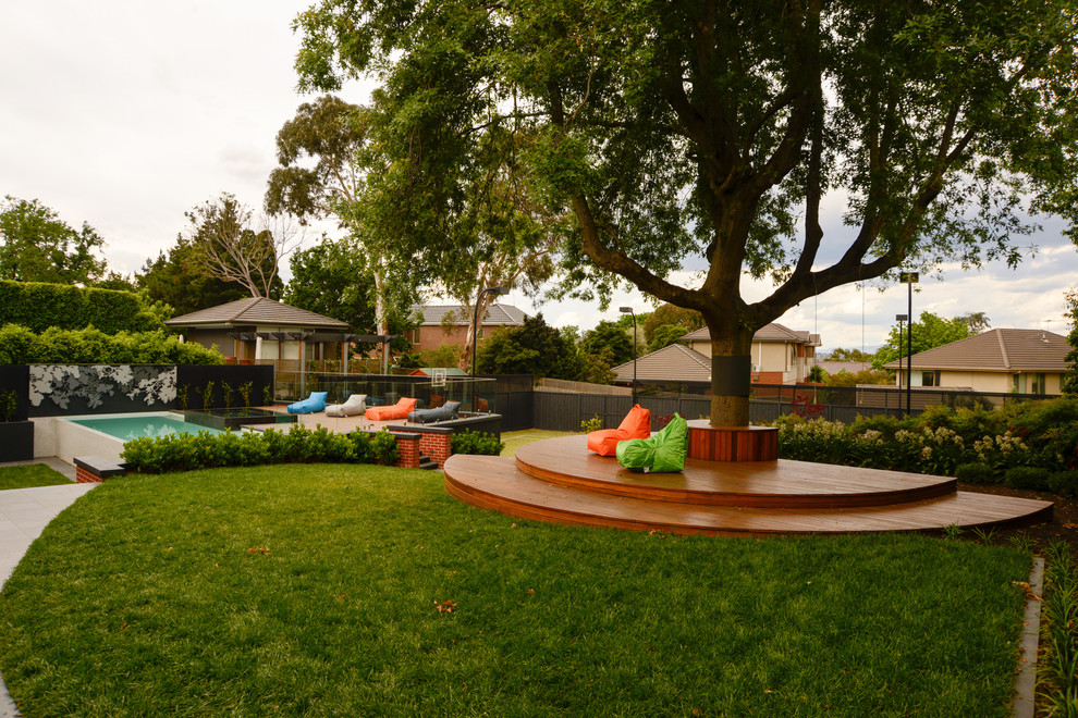 Geräumiges, Zweistöckiges Uriges Einfamilienhaus mit Backsteinfassade, roter Fassadenfarbe, Satteldach und Ziegeldach in Melbourne