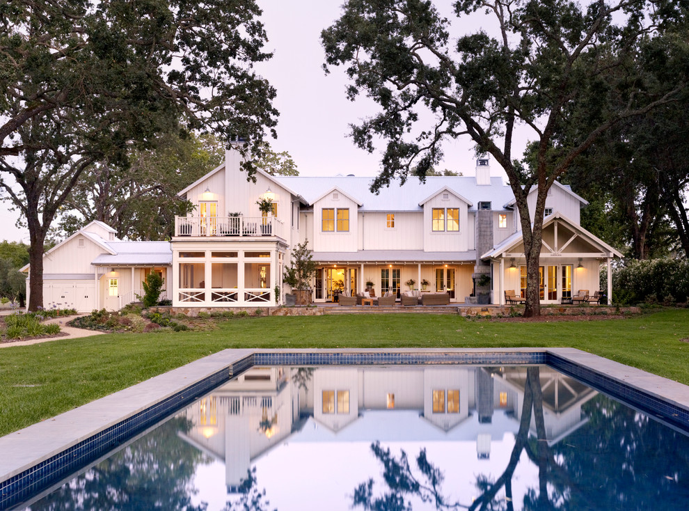 Свежая идея для дизайна: большой, двухэтажный, деревянный, белый дом в стиле кантри - отличное фото интерьера