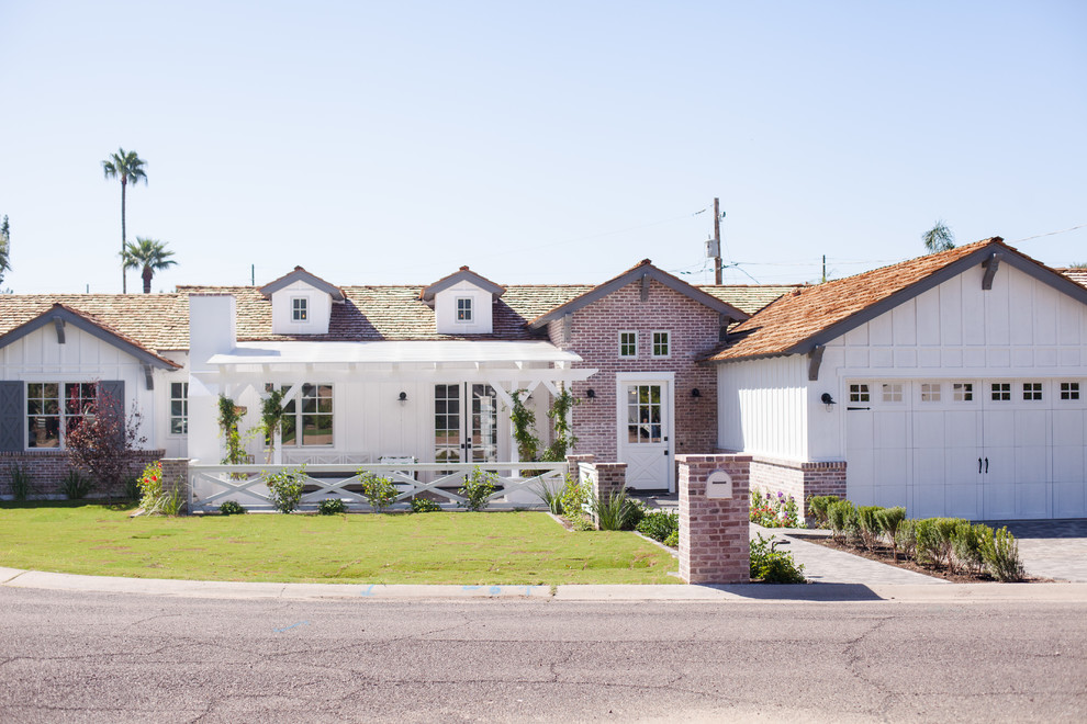 Cette photo montre une grande façade de maison blanche chic de plain-pied avec un revêtement mixte et un toit à deux pans.