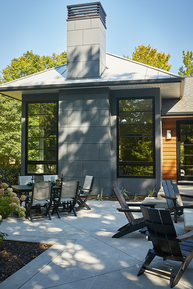 Modernes Einfamilienhaus mit Mix-Fassade, grauer Fassadenfarbe, Walmdach und Misch-Dachdeckung in Grand Rapids