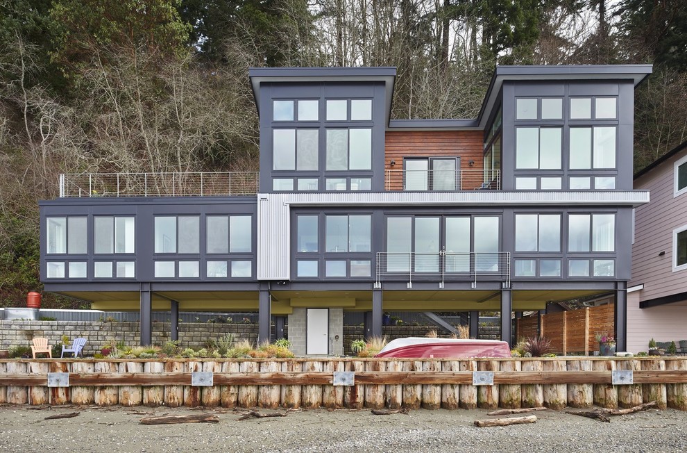 Großes, Dreistöckiges Modernes Haus mit Mix-Fassade, grauer Fassadenfarbe und Flachdach in Seattle