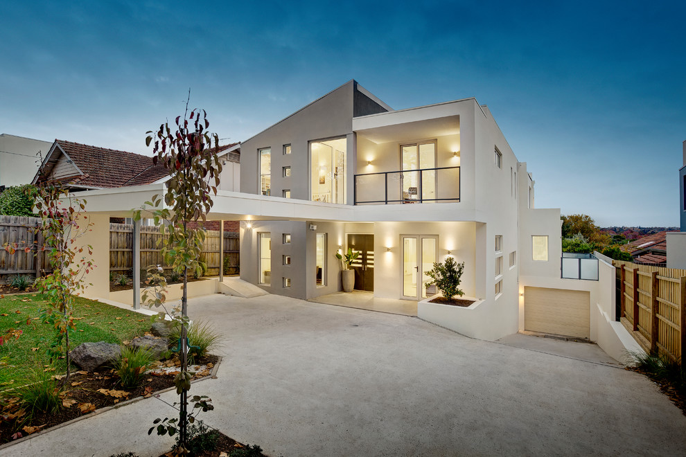 Zweistöckiges Modernes Haus mit weißer Fassadenfarbe und Flachdach in Melbourne