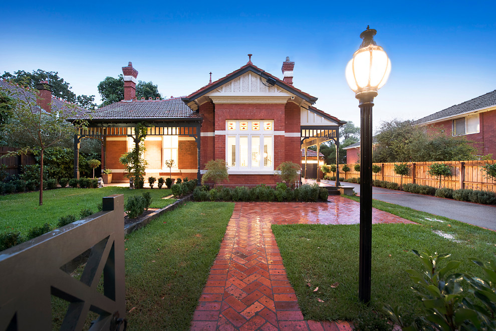 Großes, Dreistöckiges Klassisches Haus mit Mix-Fassade, roter Fassadenfarbe und Satteldach in Melbourne