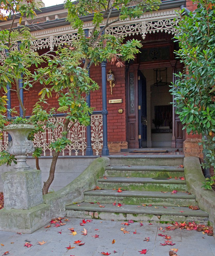 メルボルンにあるヴィクトリアン調のおしゃれな家の外観 (レンガサイディング) の写真