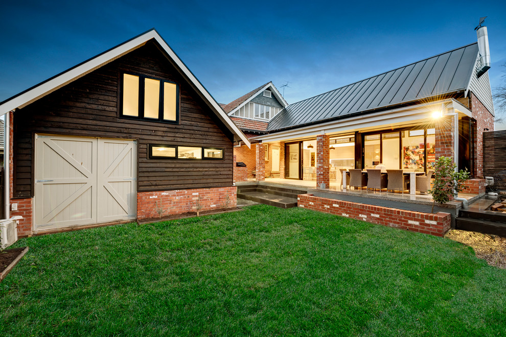 Стильный дизайн: большой барнхаус (амбары) дом в современном стиле с двускатной крышей и комбинированной облицовкой - последний тренд