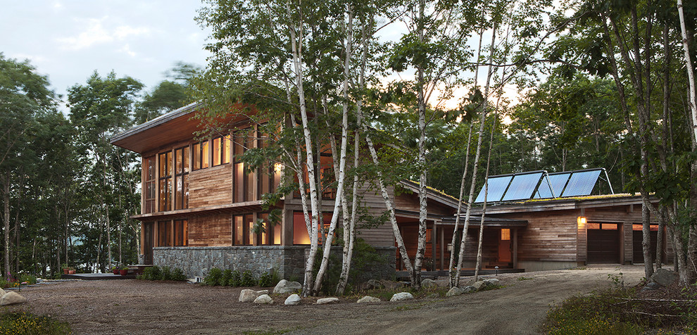 Aménagement d'une façade de maison montagne en bois à un étage avec un toit en appentis.