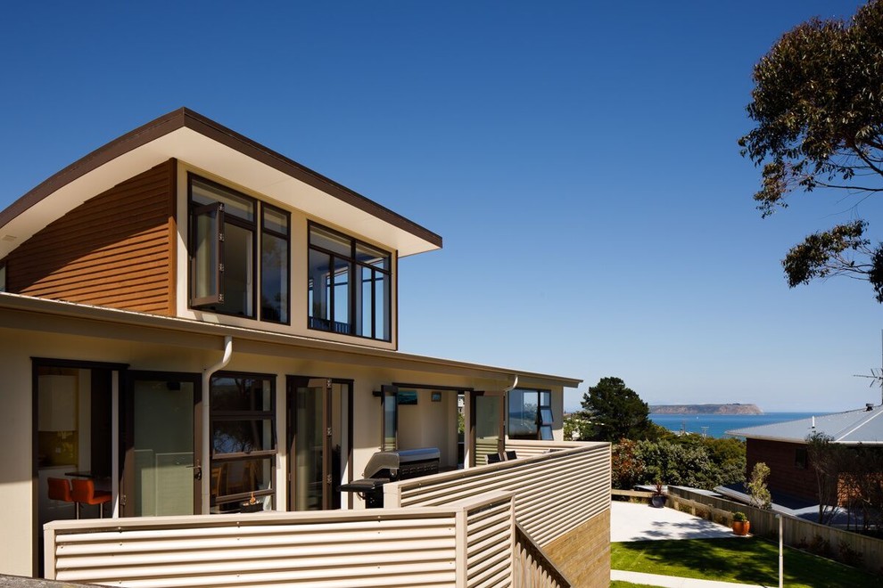 Cette photo montre une façade de maison moderne en bois à un étage.
