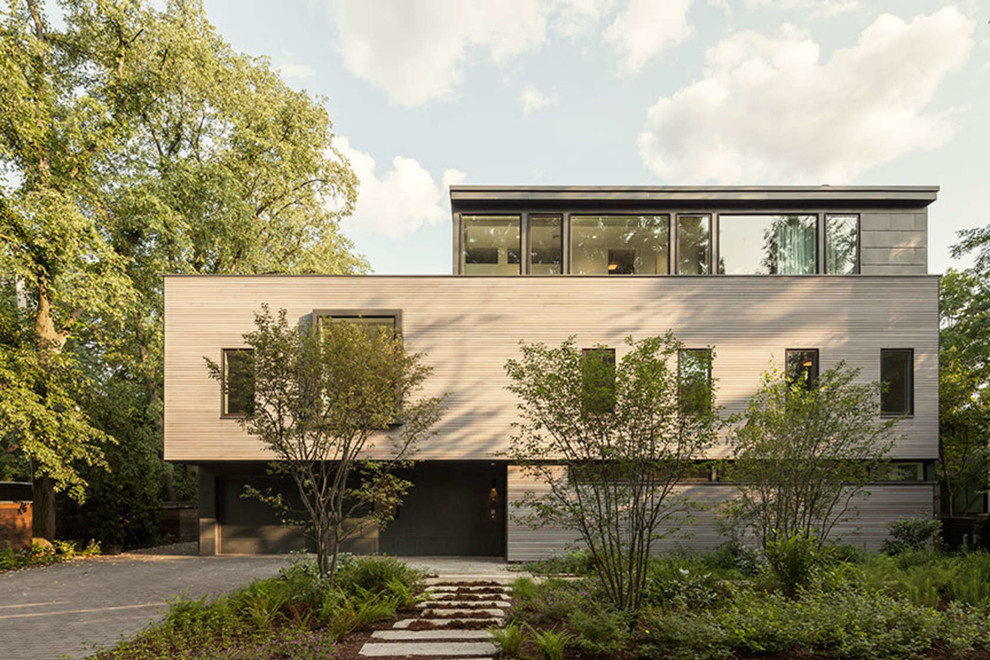Aménagement d'une façade de maison beige moderne en bois de taille moyenne et à deux étages et plus.