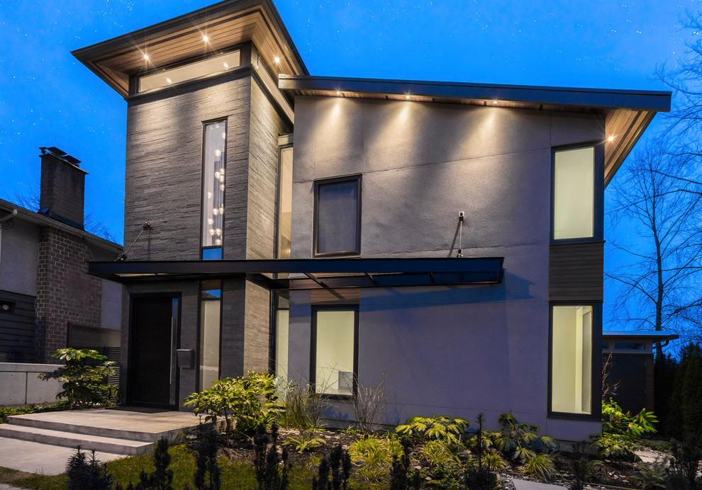 Foto de fachada de casa gris moderna de tamaño medio de tres plantas con revestimientos combinados y tejado de un solo tendido