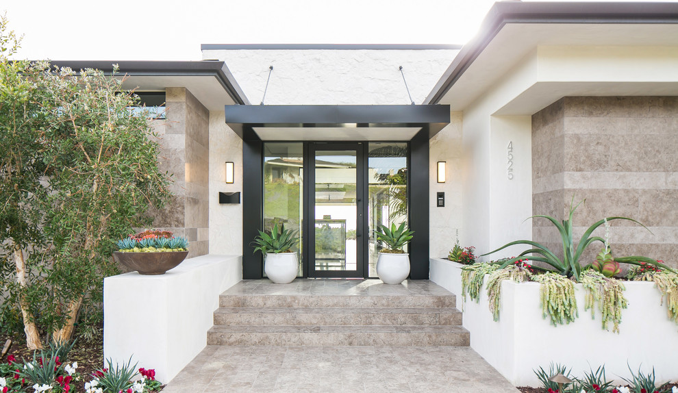 Geräumiges, Zweistöckiges Haus mit Betonfassade, grauer Fassadenfarbe und Flachdach in Orange County